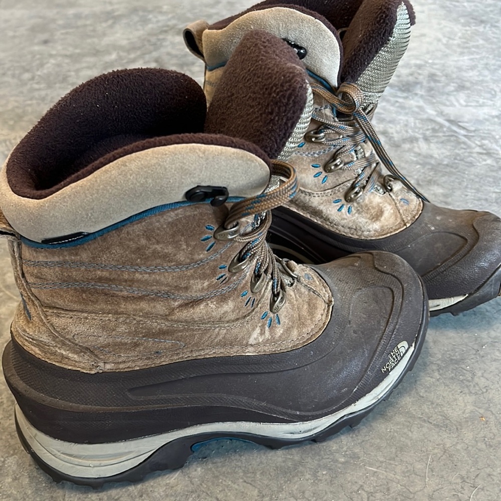 Size 7 woman’s North Face insulated boots